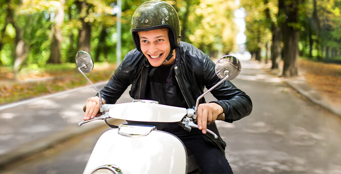 Mopedversicherung - Junger Mann auf Moped